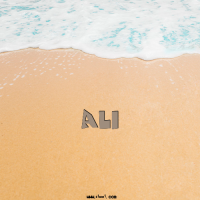 إسم Ali مكتوب على صور الرمل