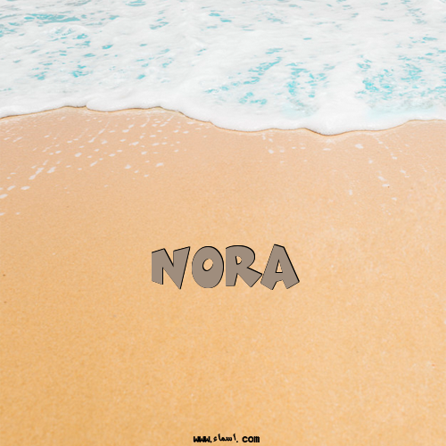 إسم Nora مكتوب على الرمل